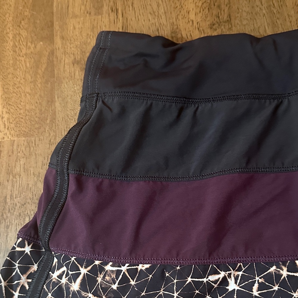lululemon athletica Black and Plum Circle Running Skort. Size 8 - Picture 3 of 8